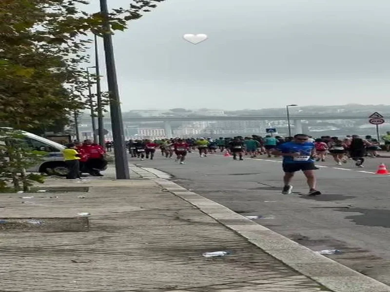 感人至深,朋友穿若塔球衣跑马拉松,期间与若塔妻子相拥